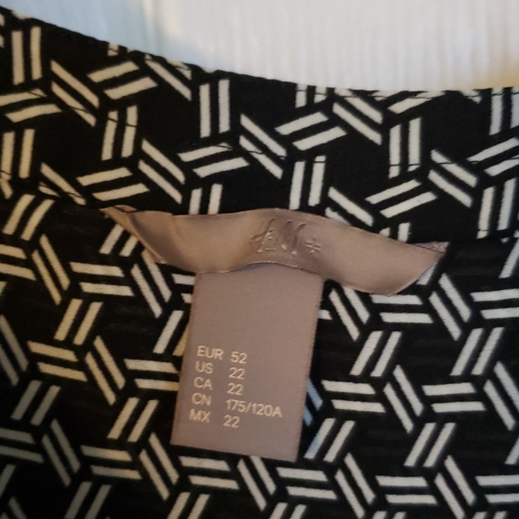 H&M black & white flowy tunic 22 - Picture 2 of 6